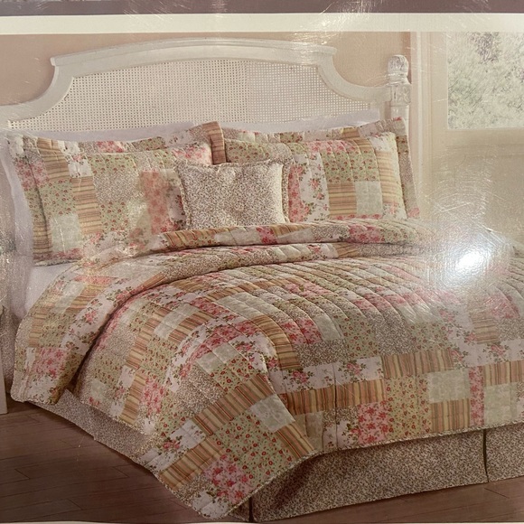 Day by Day King 5 Piece Quilt Set. New - Picture 3 of 4